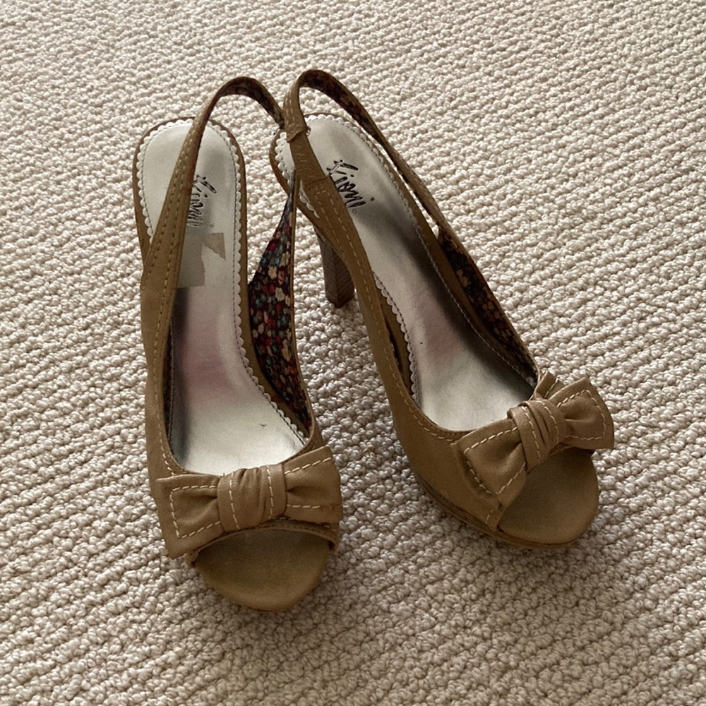 Fioni Nude High Heel Bow Front Platinum 4” Heels Vegan Leather Size 8.5 Like New